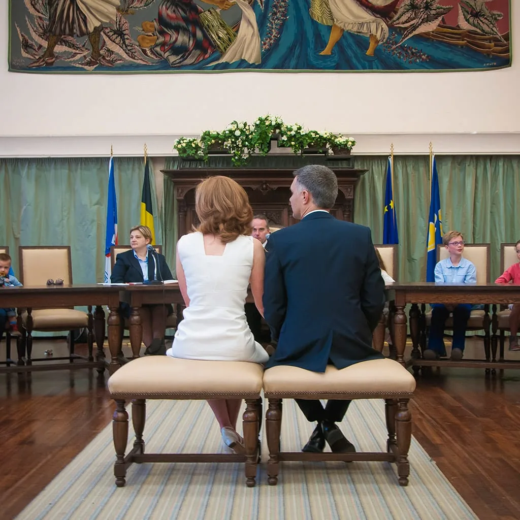 Cérémonie de mariage civil dans une salle de maison communale à Bruxelles