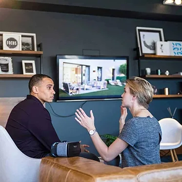 Deux professionnels échangent dans leur espace de travail