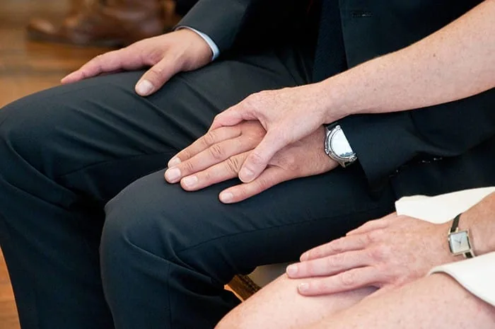 Gros plan sur les mains de personnes assises pendant une cérémonie