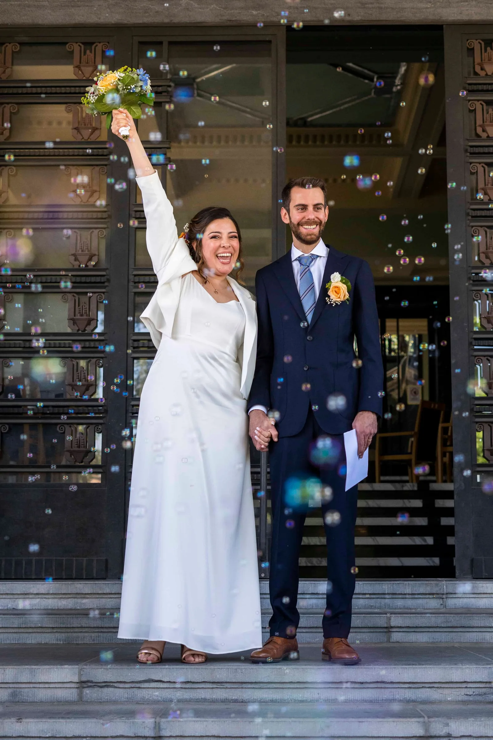 Photographie de mariage réalisée à Forest, les mariés dans une lumière naturelle
