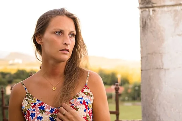 Portrait en lumière naturelle, regard vers l’objectif, arrière-plan doux